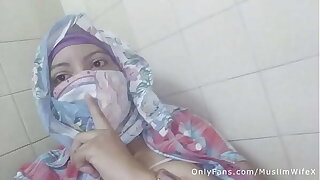 Real Arab عرب وقحة كس Mom Sins In Hijab Apart from Squirting Her Muslim Pussy On Webcam ARABE RELIGIOUS SEX